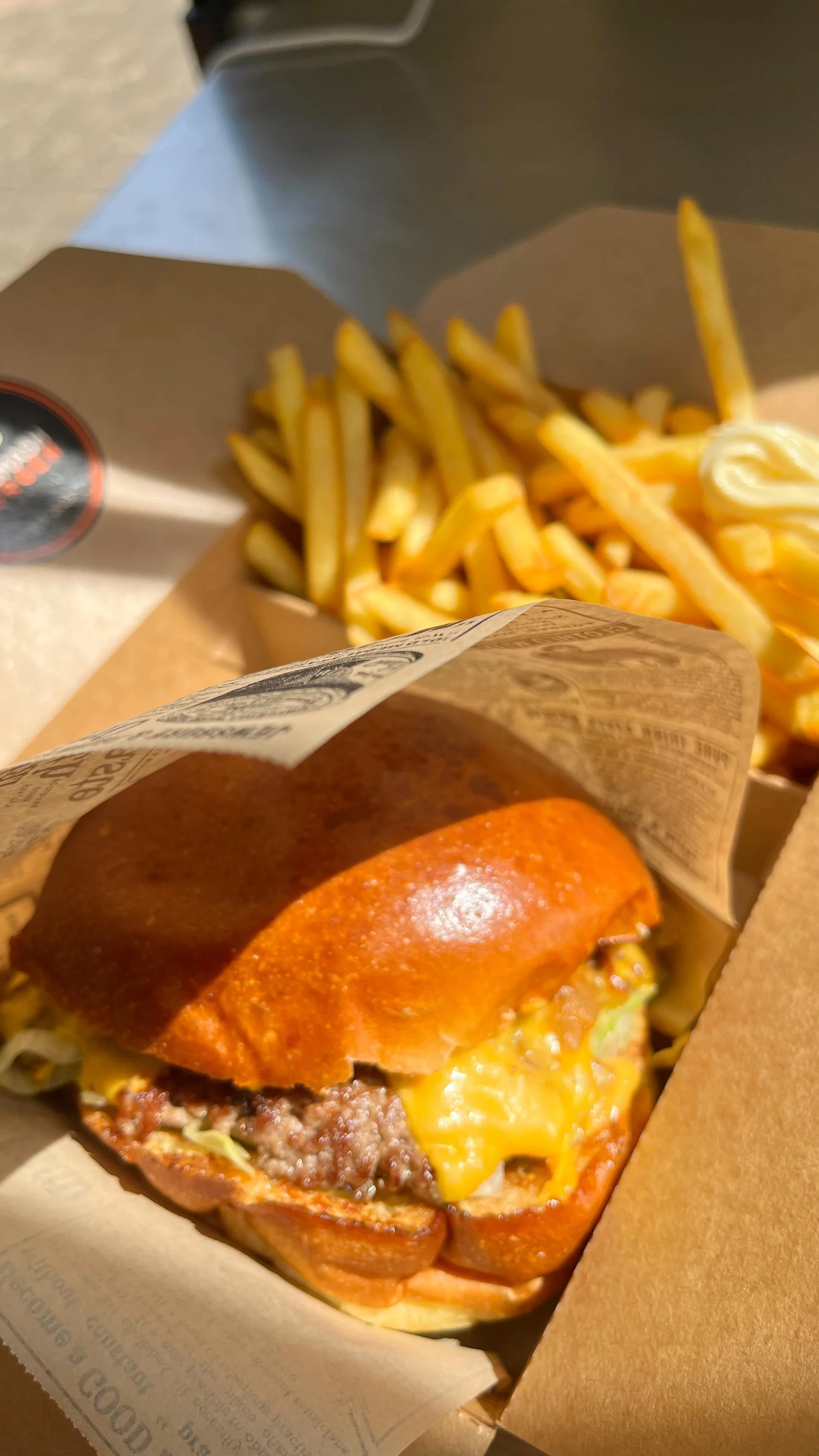 Smash burger et frites MY SMASH dans leurs boîtes