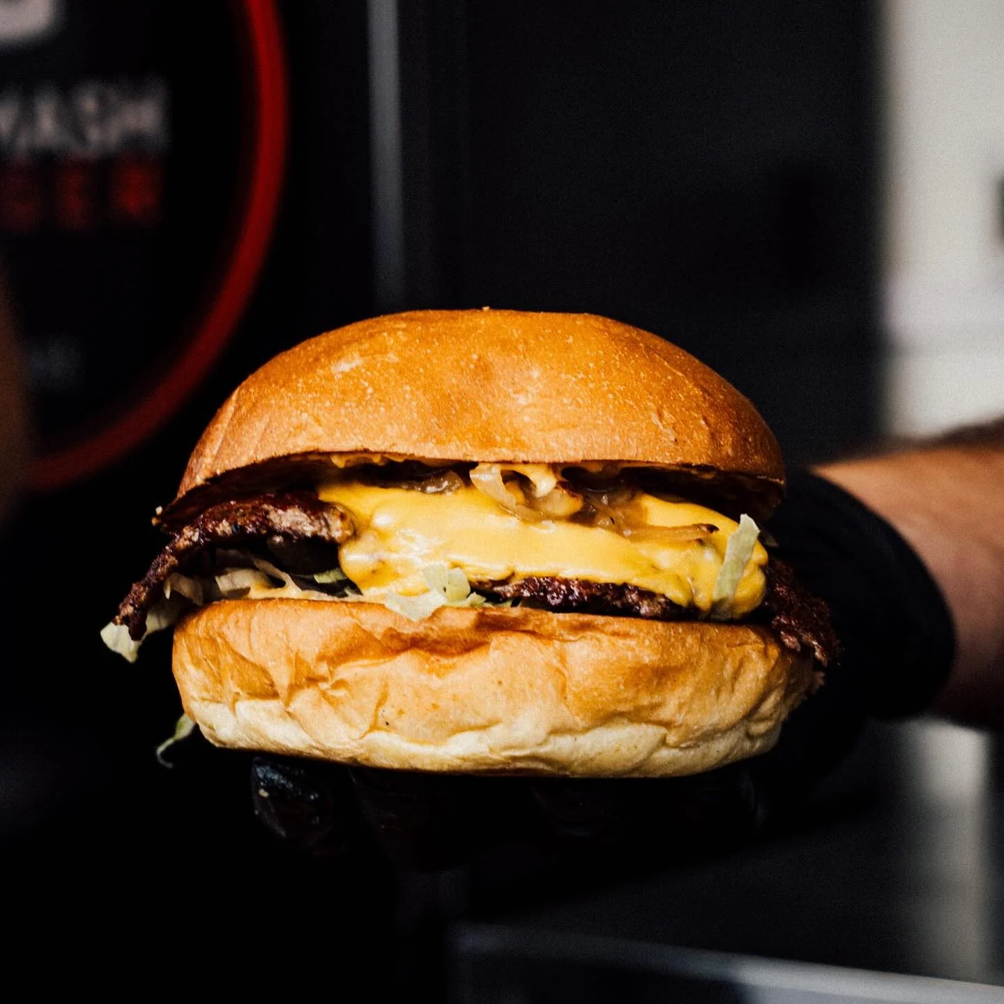 Le smash burger MY SMASH sur fond noir