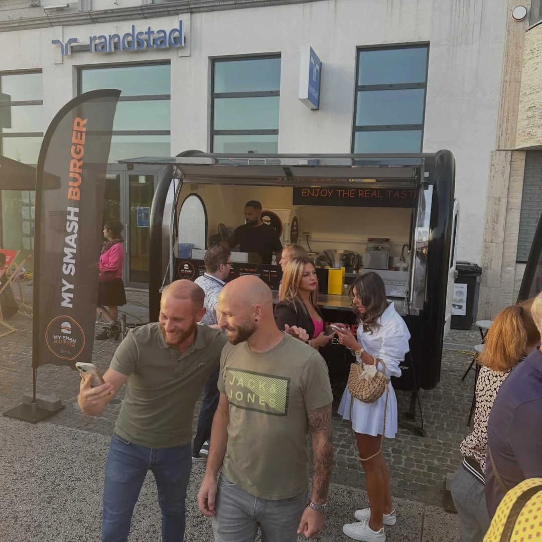 Des invités devant le food truck MY SMASH