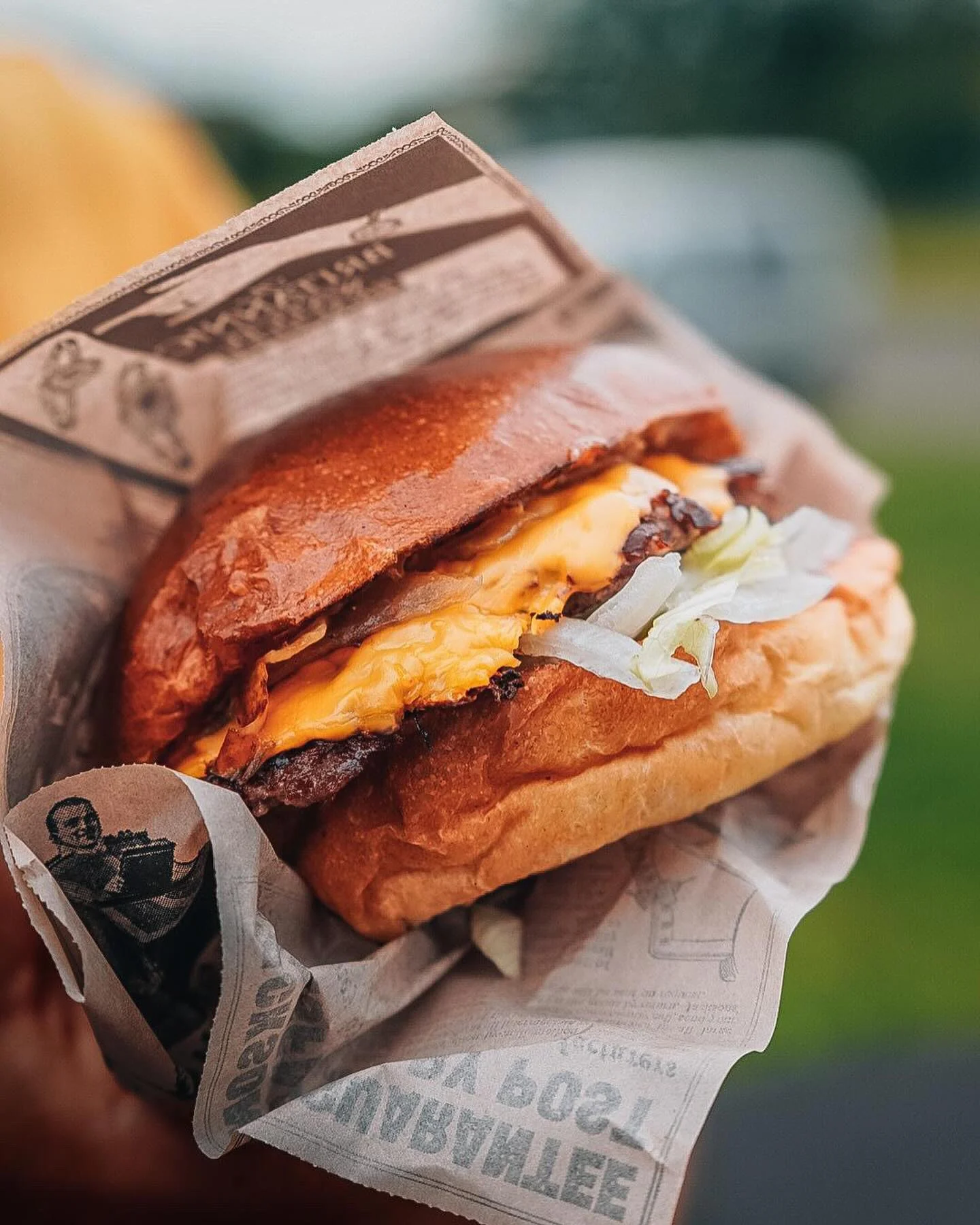 Smash burger MY SMASH dans son papier journal