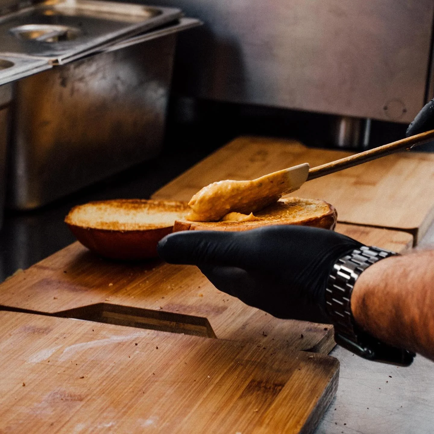 Smash burgers qui saisissent sur la plancha